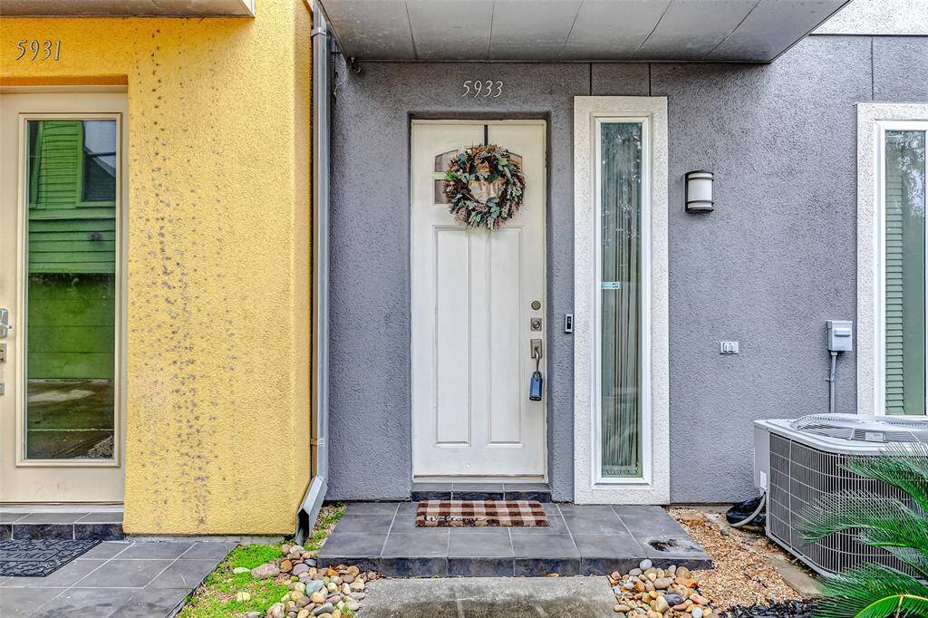 Enjoy a contemporary stuccoelevation that features a smallgreen space and bright energysaving double pane windows.*note, this home is in a "no hornzone"so while you may see thetrain there is minimaldisturbance.