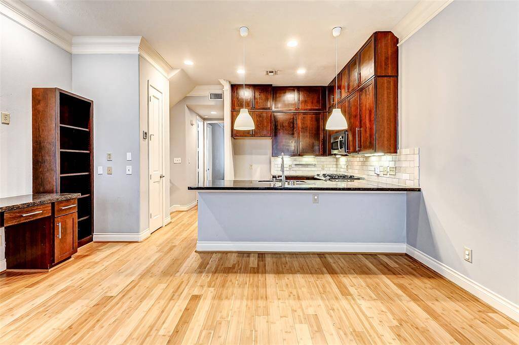 The home chef will fall in lovewith this gourmet kitchen!Features include Granitecounters, ample cabinet storage,stainless steel appliances and abreakfast bar that willaccommodate multiple barstools. Take note of the built in workstation andbook case.
