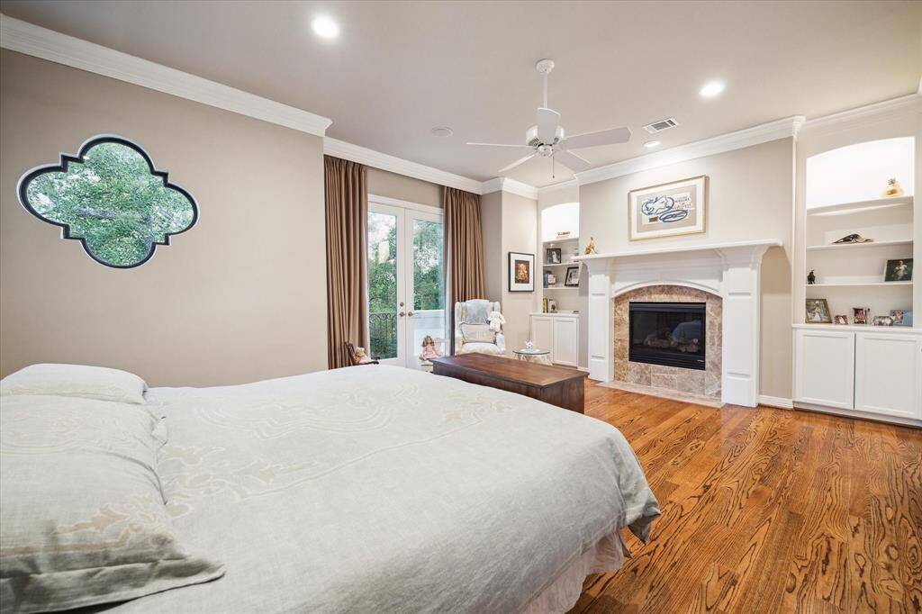 Note continued mill work, built ins and gleaming hardwoods making for a tranquil start and end to your day.