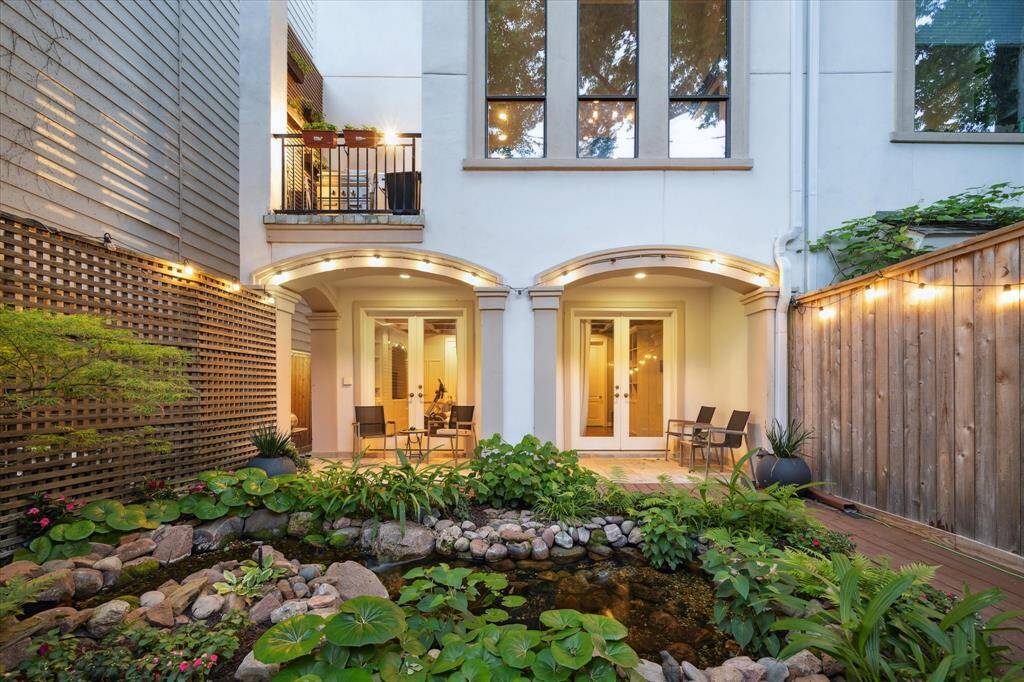 An expansive backyard perfect for alternative entertaining and serene landscape.
