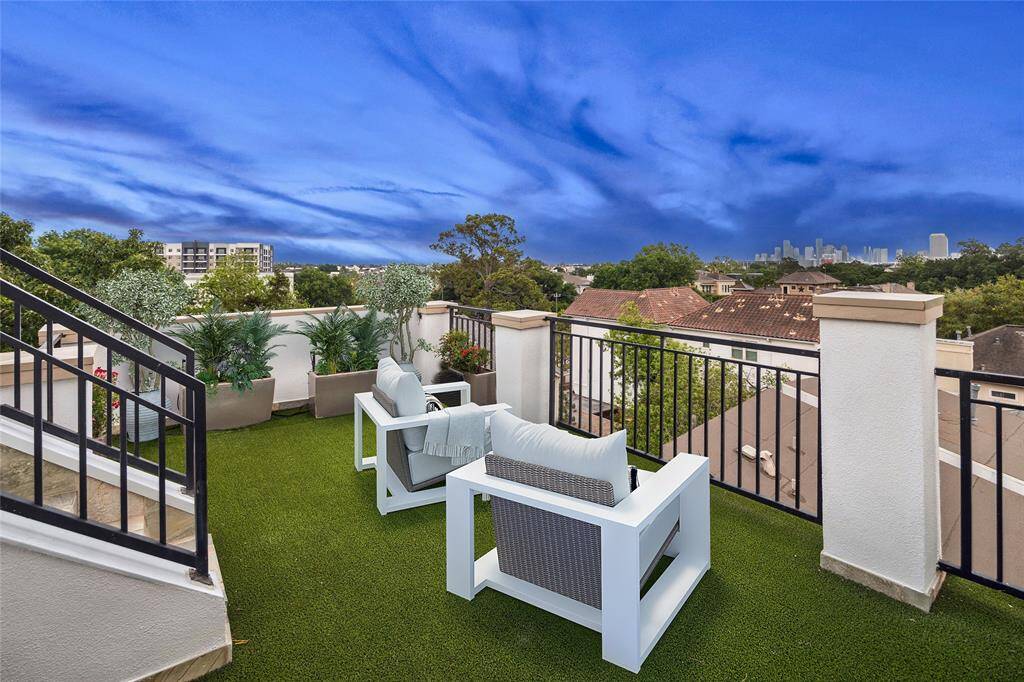 You'll find dual rooftop terraces with 360 view of Houston that are sure to be unmatched.