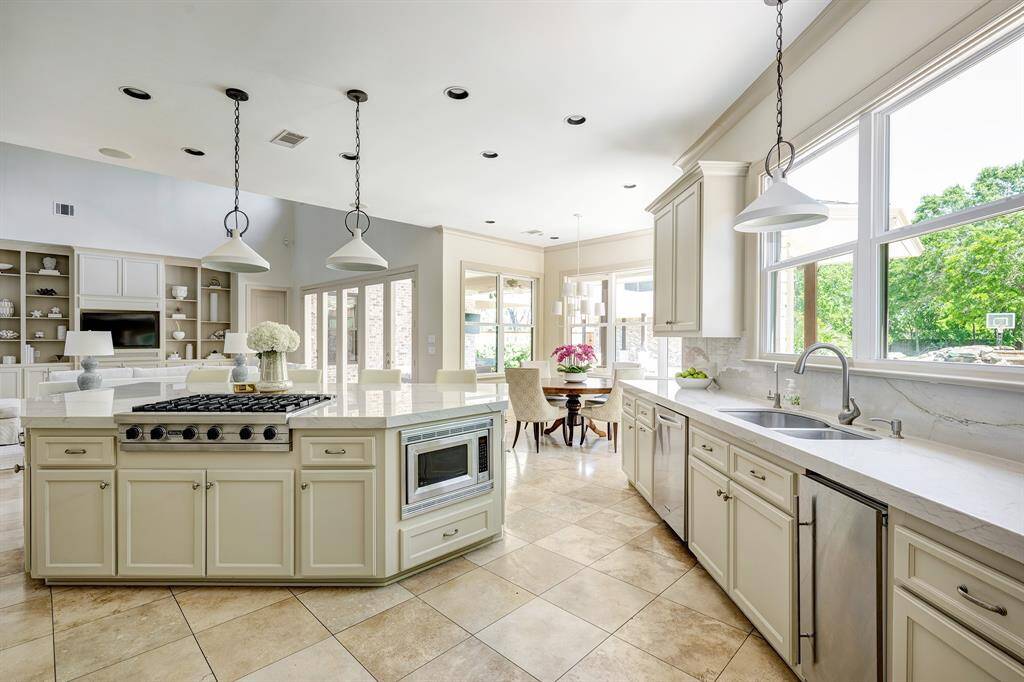 So much room for multiple chefs in this lovely kitchen! Scottsman ice maker, 6 burner Viking gas range and built-in fridge