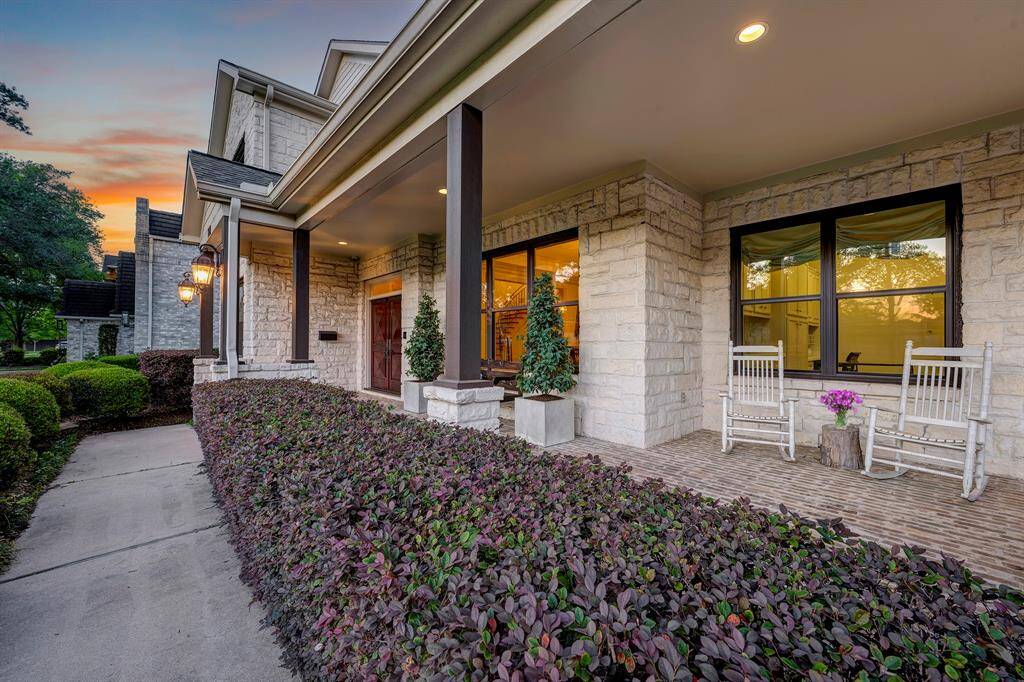 Nothing short of the highest quality construction at this spectacular Bellaire home!