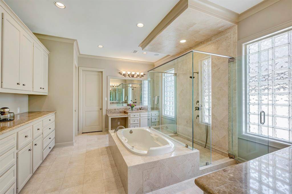 Secondary bedroom with ensuite bath and walk-in closet