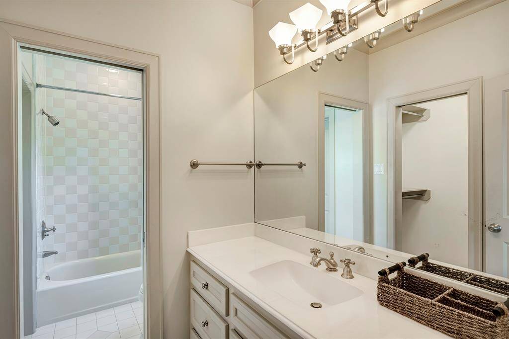 Secondary bath with walk-in closet
