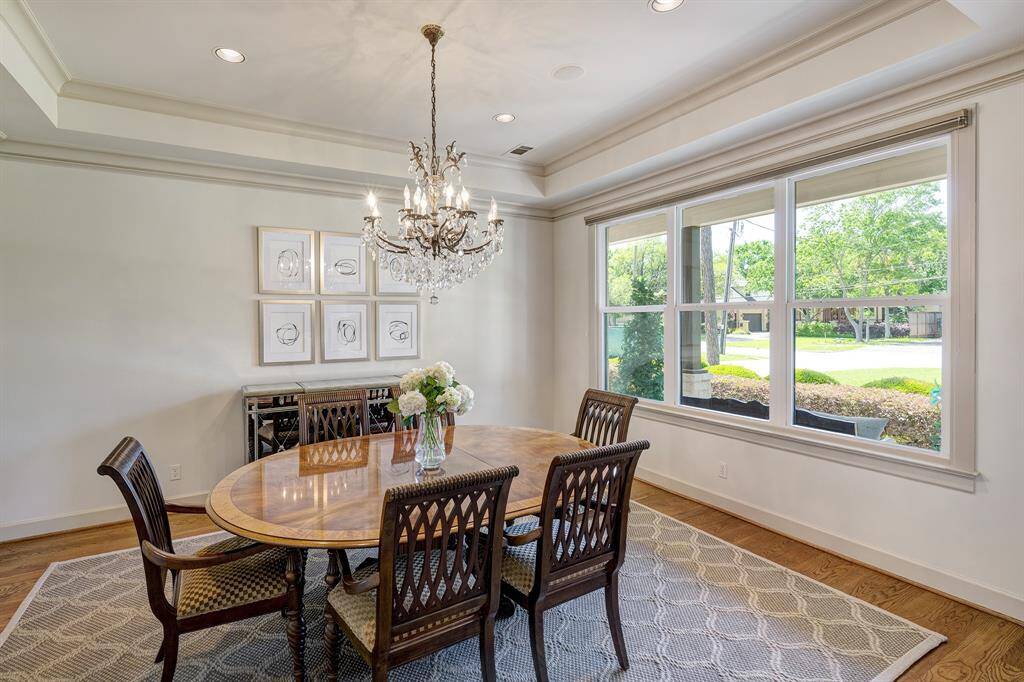 Formal dining w/ tray ceiling and detailed crown molding