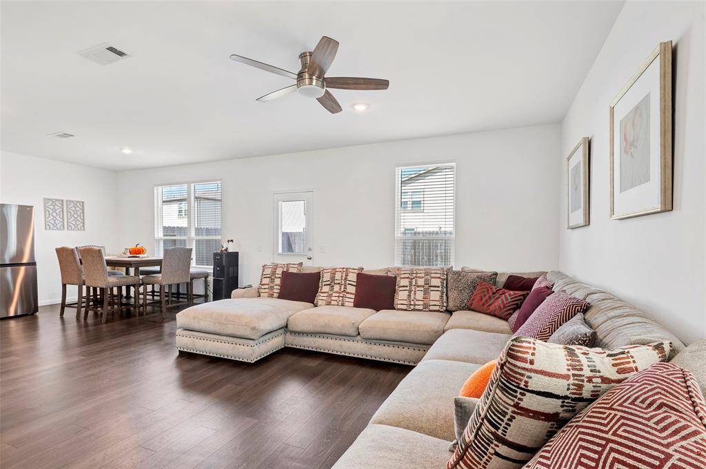 A grand and spacious entryway, a view as you walk into this relaxing atmosphere.