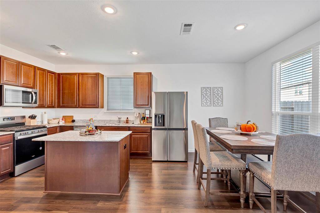 A kitchen/dining combo perfect for cooking all your favorite recipes!