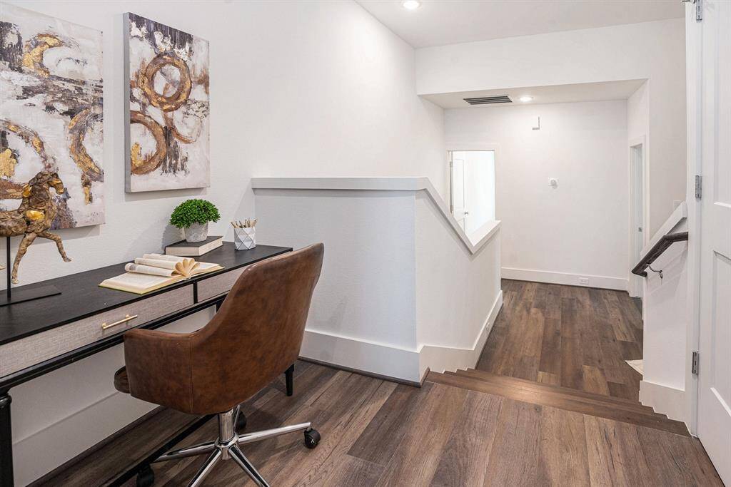 Desk Nook. Model Home Finishes may vary.