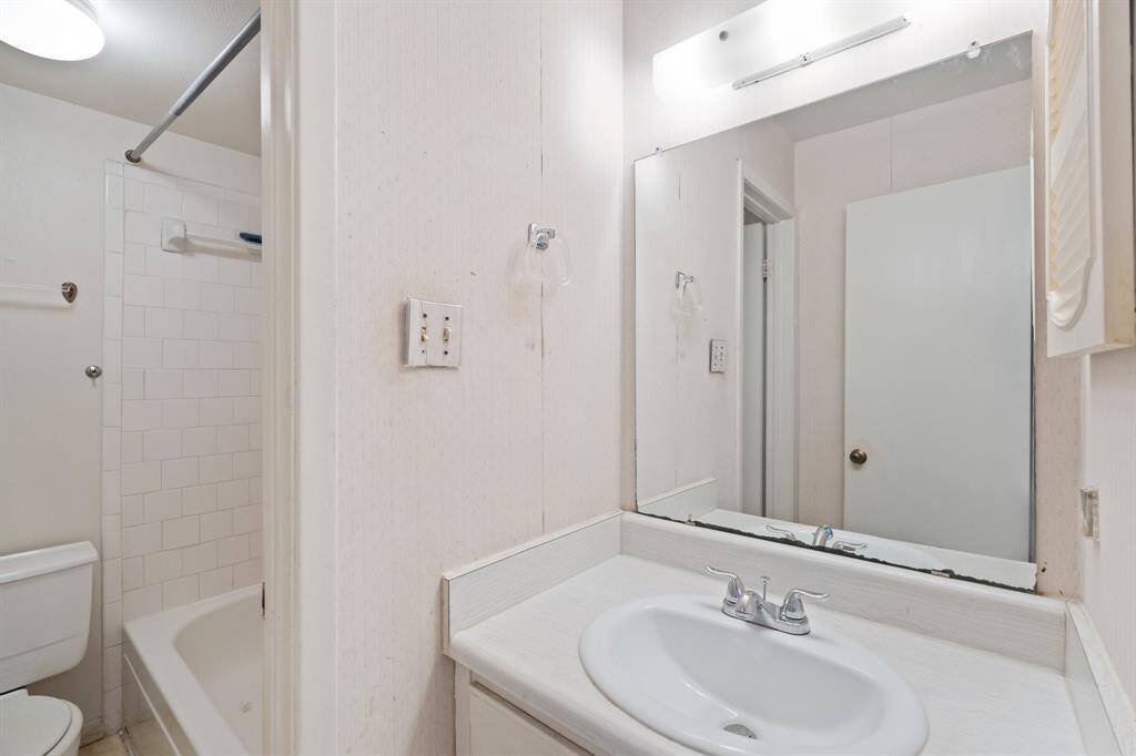 Bathroom & Shower! Well-appointed space with a clean, stylish design.