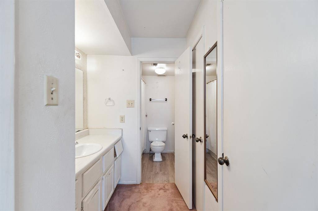 Toilet & Bath! Clean and functional, designed for convenience.
