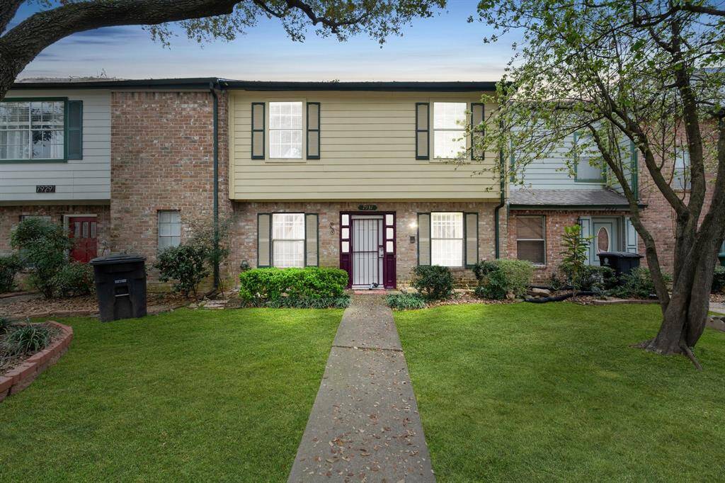 Welcome to this beautiful brick elevation townhouse in the sought-after community of Fawndale!