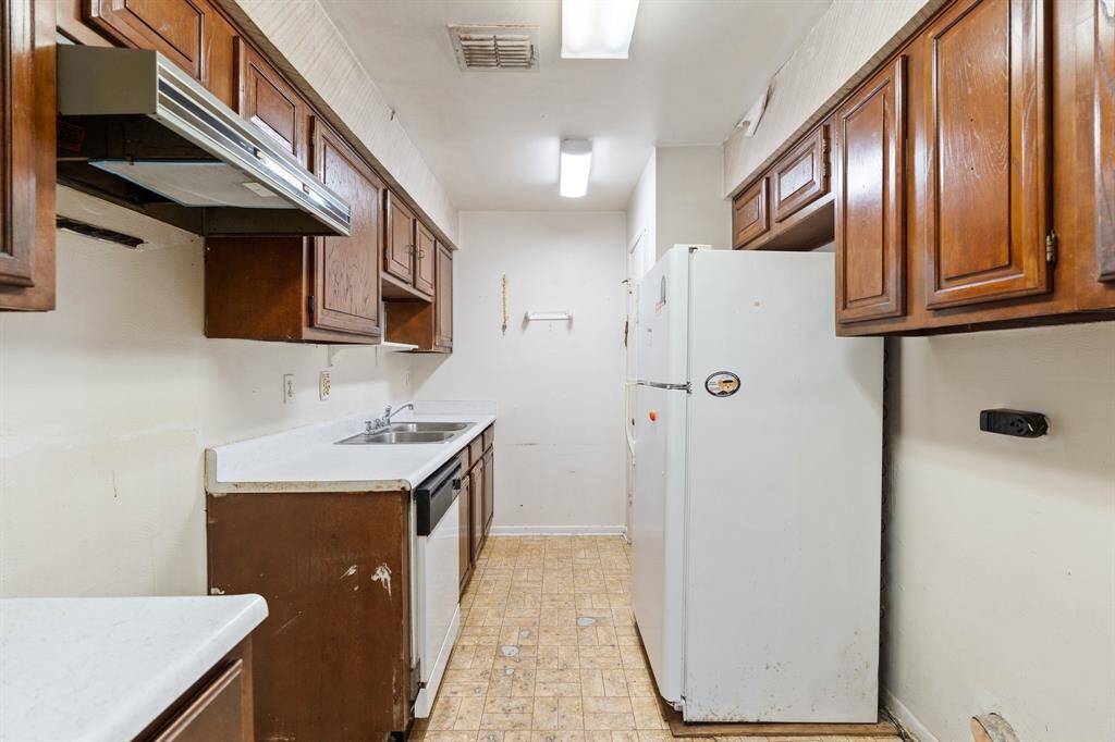 Kitchen with Ample Storage! Featuring hanging cabinets, this kitchen is waiting for your artistic upgrade to make it your own.