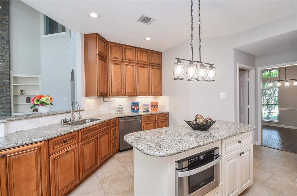 Open kitchen to the family room and breakfast room