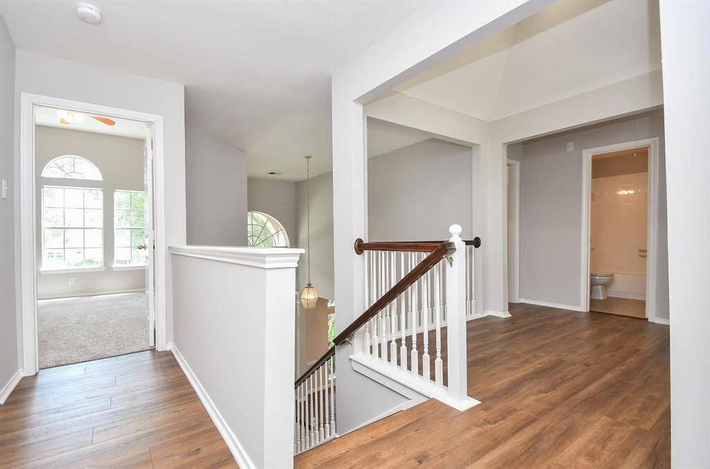 Large game room with wood laminate flooring