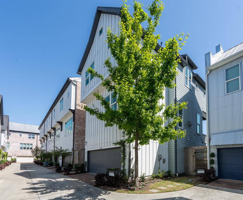 This single family home is located in the wonderful community of Kolbe Farms.