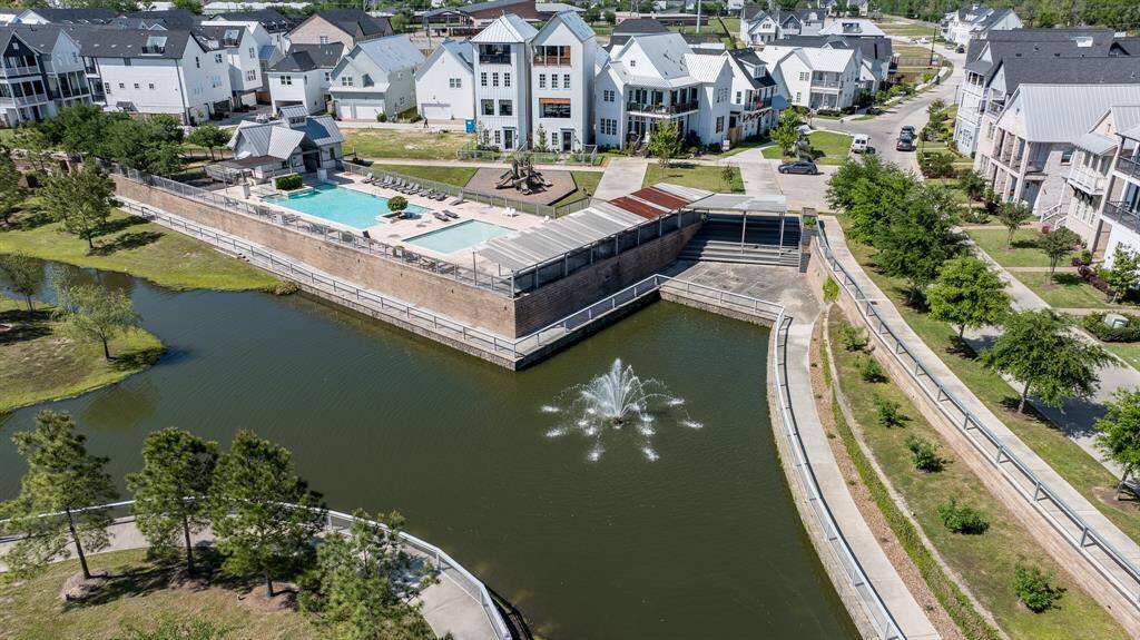 The community amenities include a 3-acre lake, jogging and walking trails, adult and children's swimming pools, a dog park, and courtyards.