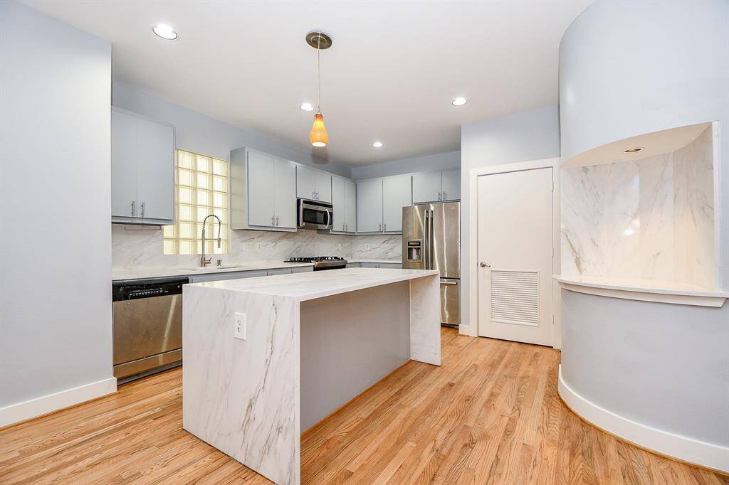 Grand kitchen with waterfall island and perfect art niche