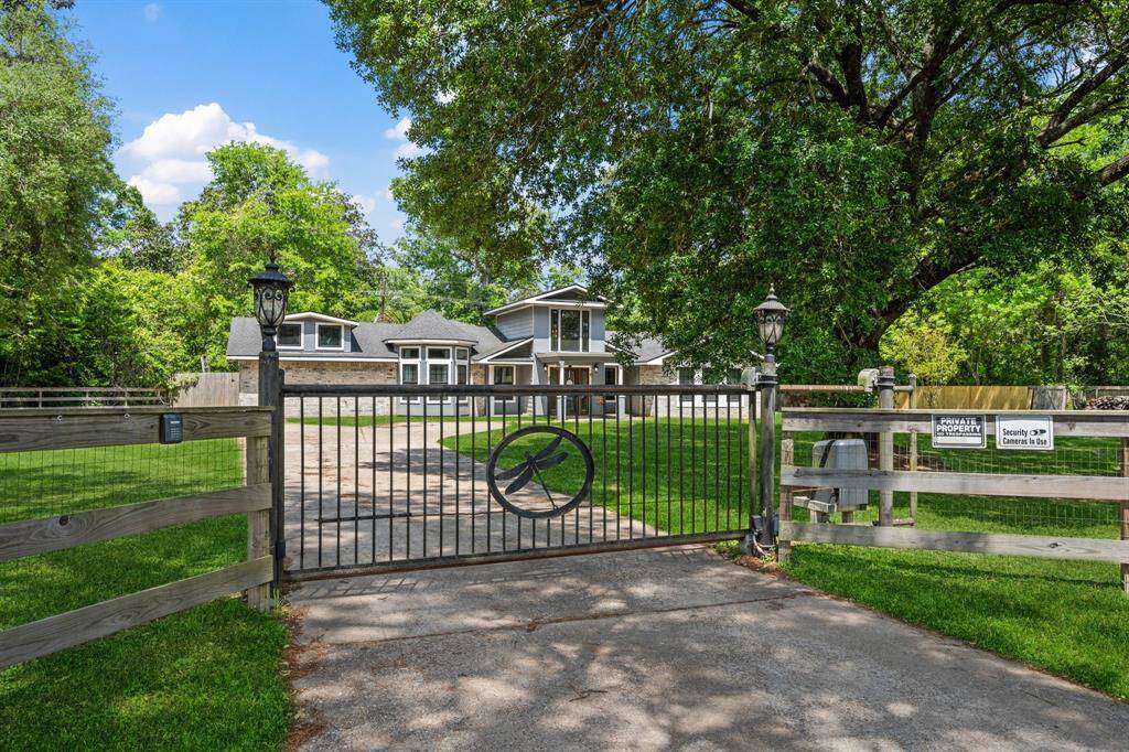 With this dragonfly gate, you can control access to your new home.