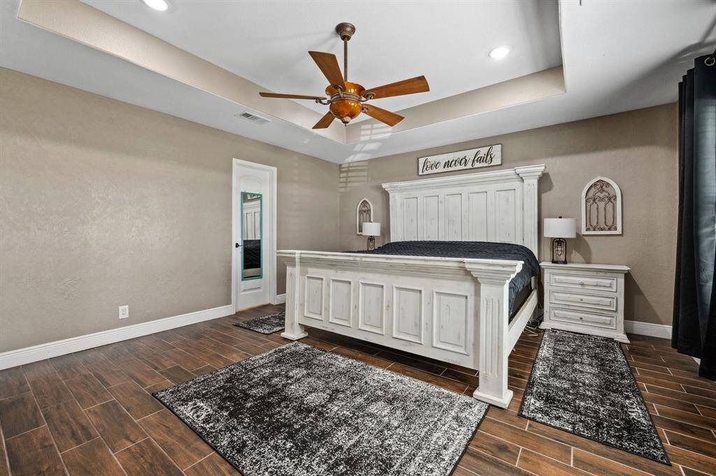 This room will fit your biggest furniture!
