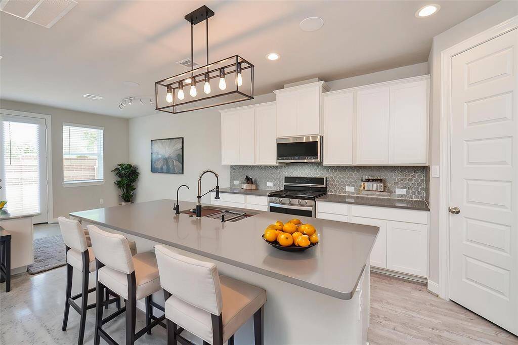 Discover this gorgeous modern kitchen.