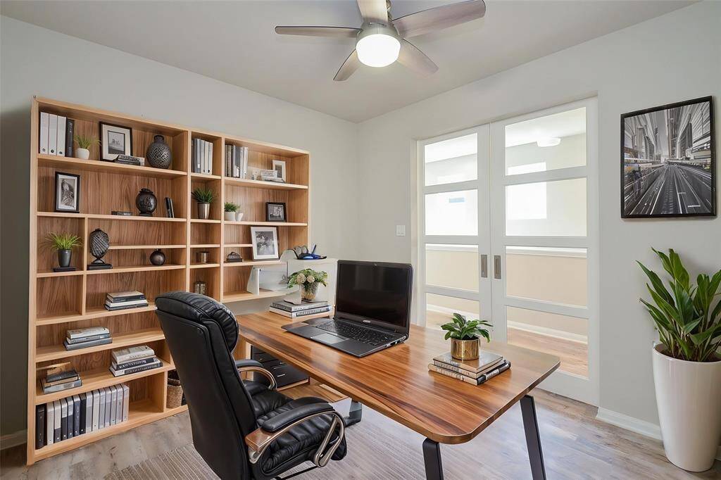 Imagine the possibilities this well-proportioned room offers. This flexible area presents an opportunity to personalize your living experience.