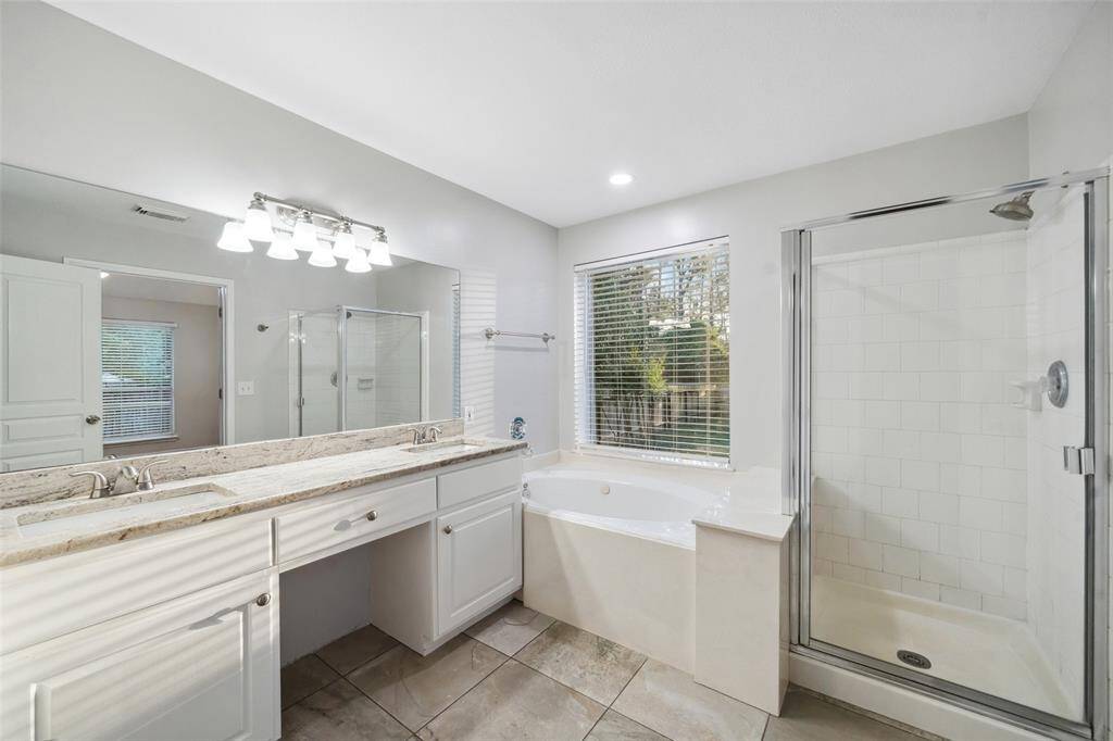 Dual sinks with a vanity area
