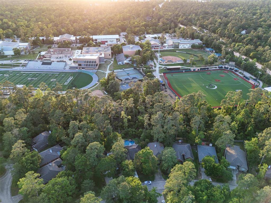 Close proximity to parks, schools, and shopping