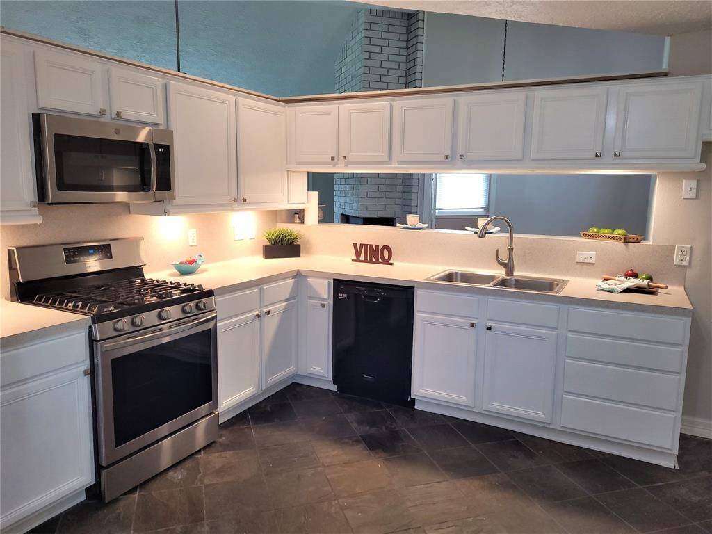 Large kitchen, room for island or breakfast table