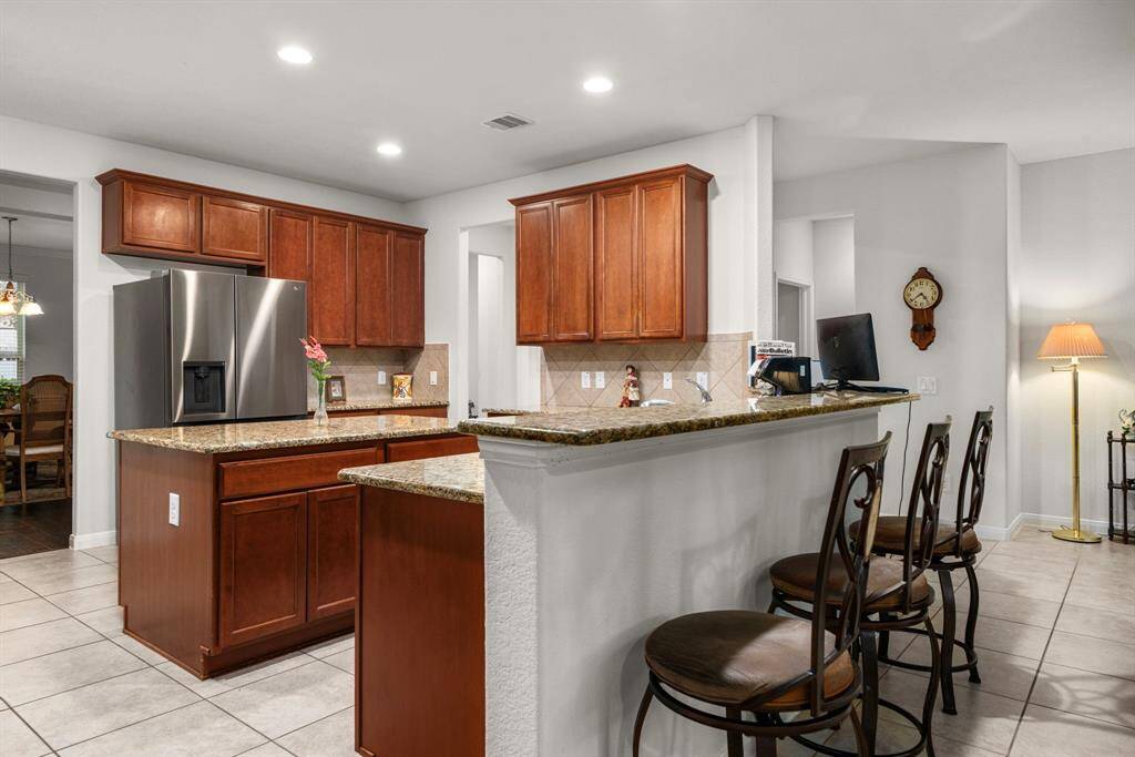 Lots of cabinets and draws for storage