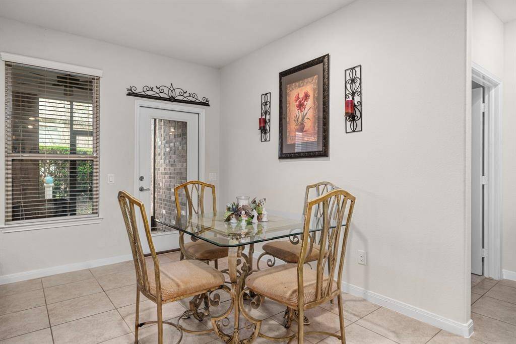 A nice breakfast area off the kitchen