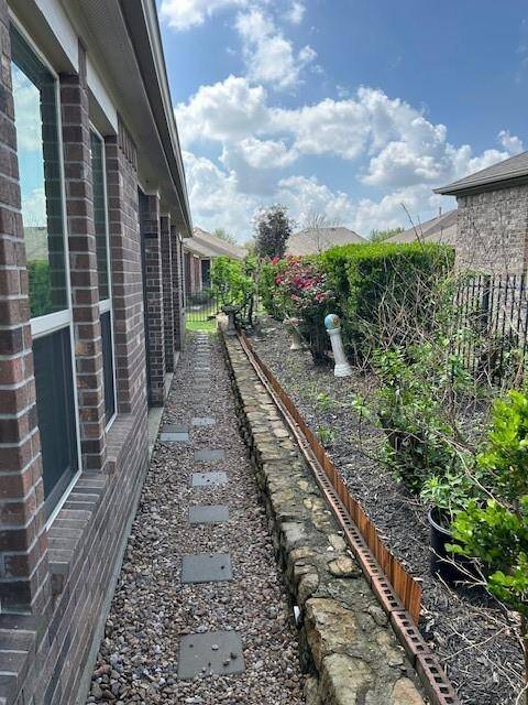 Compact back yard for privacy and easy maintenance