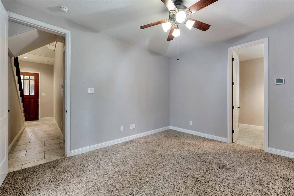 Another view of the secondary bedroom without furniture to make your own.