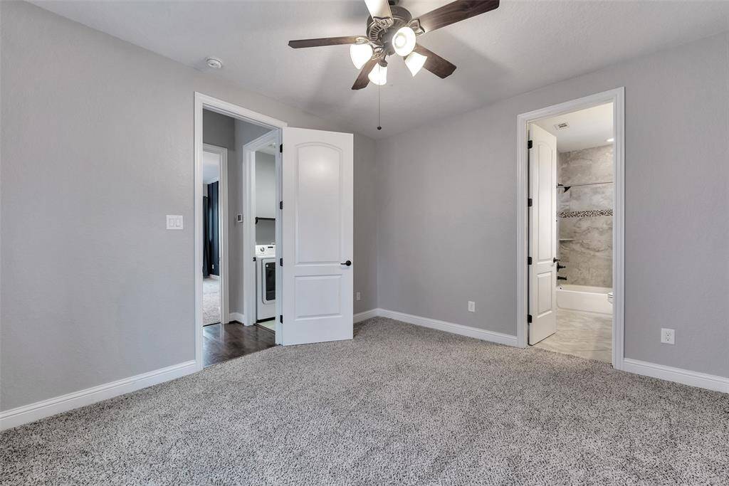 The third bedroom is spacious and also bright!