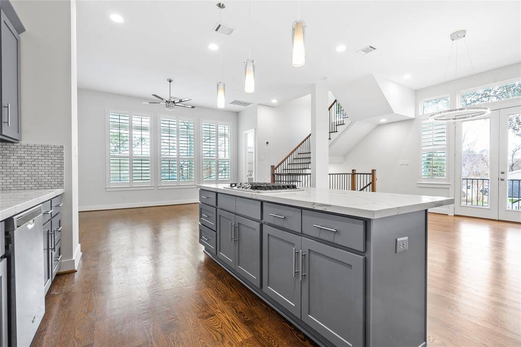 Large Island and lots of natural light really make this space bright and airy