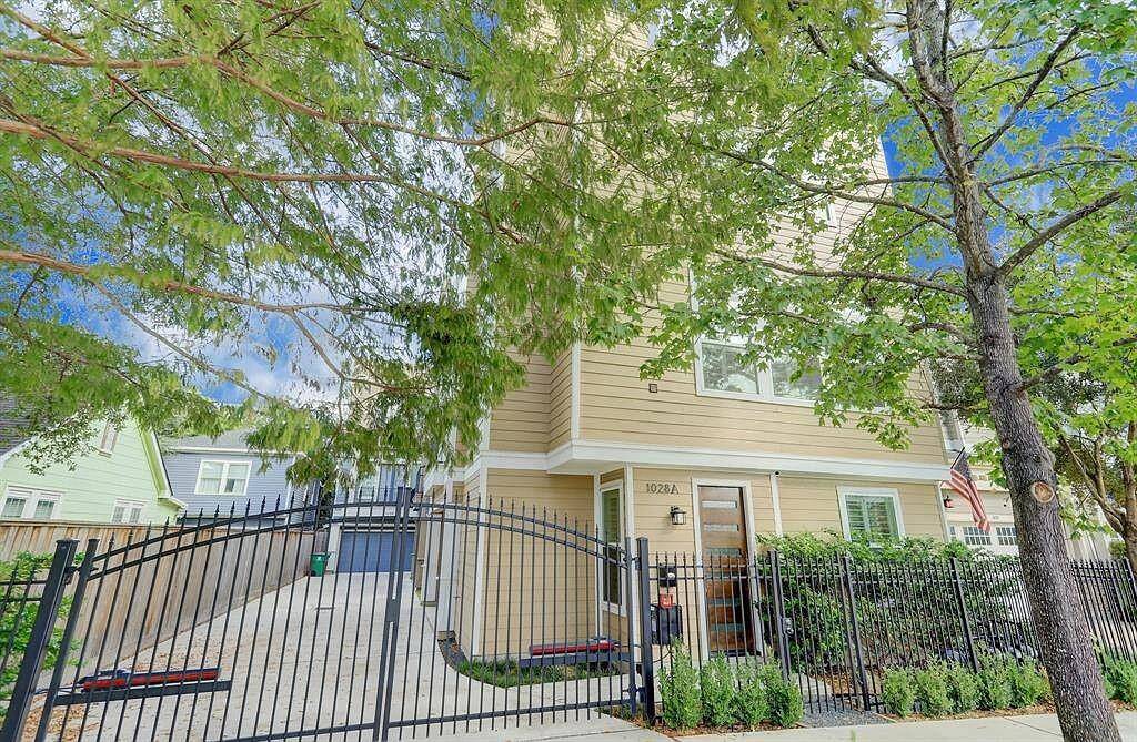 This front, corner unit is gated and perfect for those looking for privacy. It also has a private walk pathway directly to the street level.