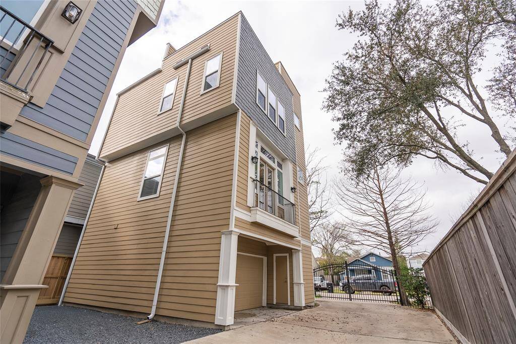 View of the side yard, there is plenty of space for pets to roam. There is also a conveniently located outdoor storage closet situated next to the garage. Great for additional storage needs.