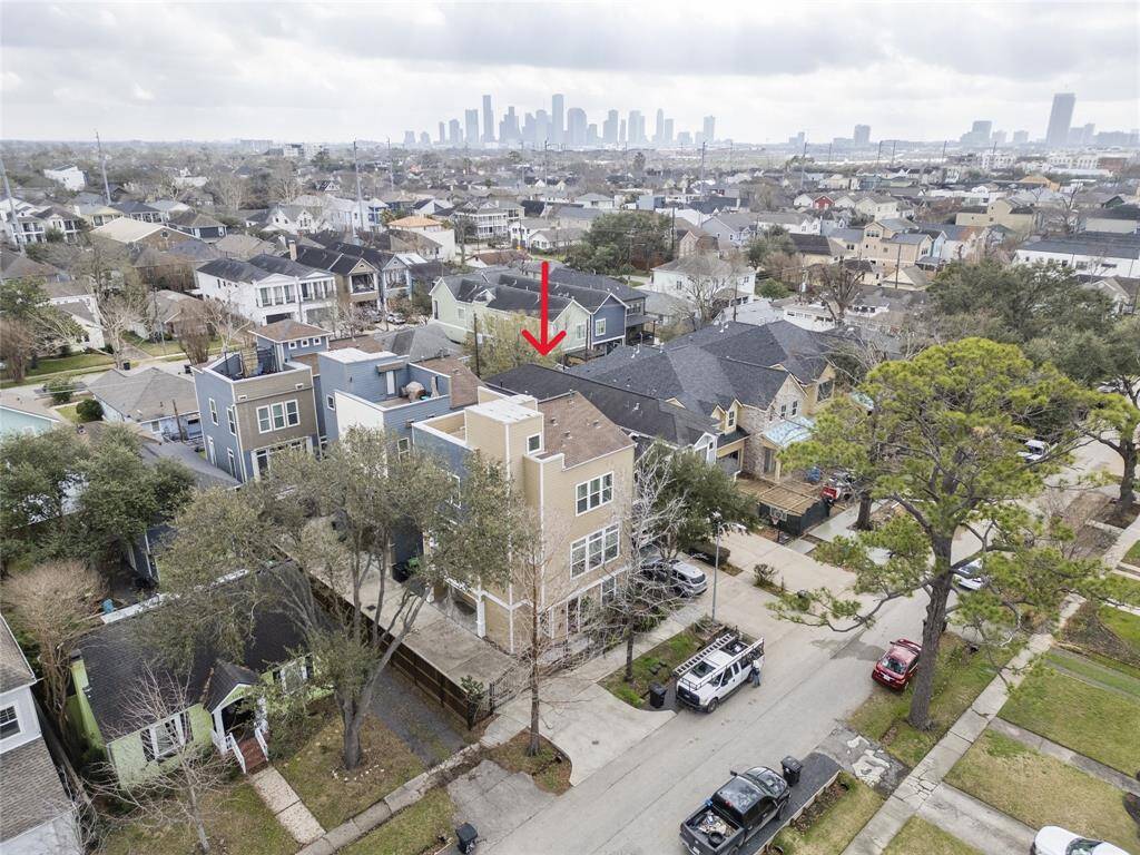 Location! Close proximity to downtown and everything in the loop.