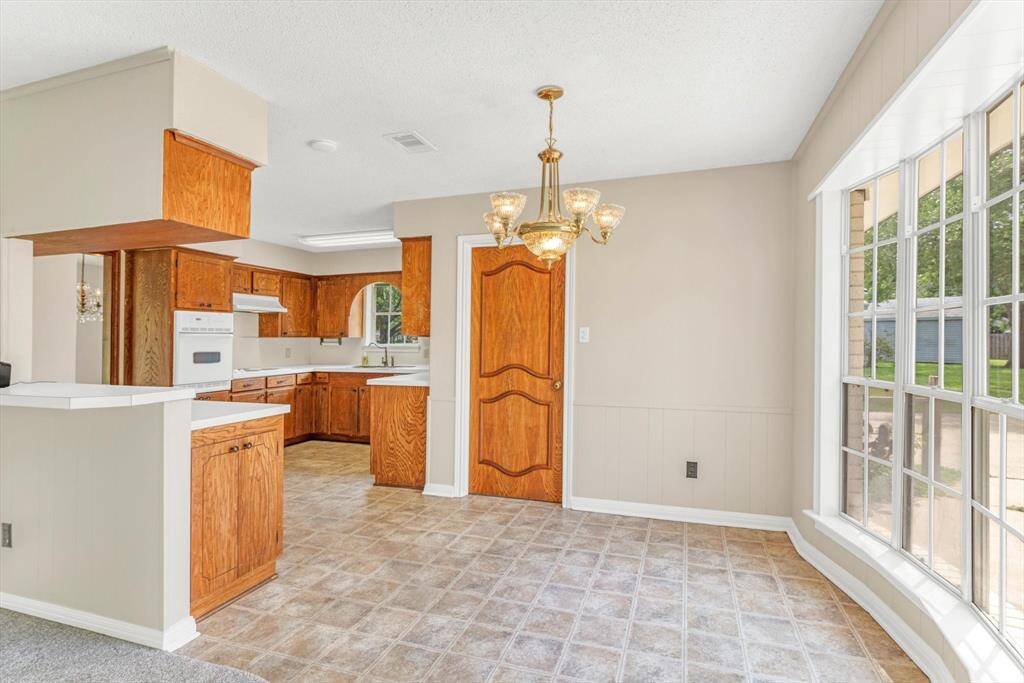 Breakfast area/kitchen