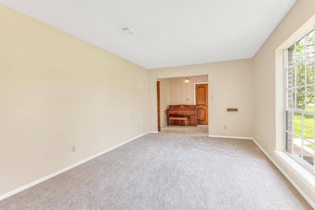 Bright Sunlight/formal living/extra room