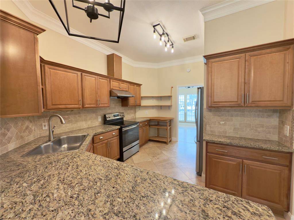 Spacious kitchen with lots of storage