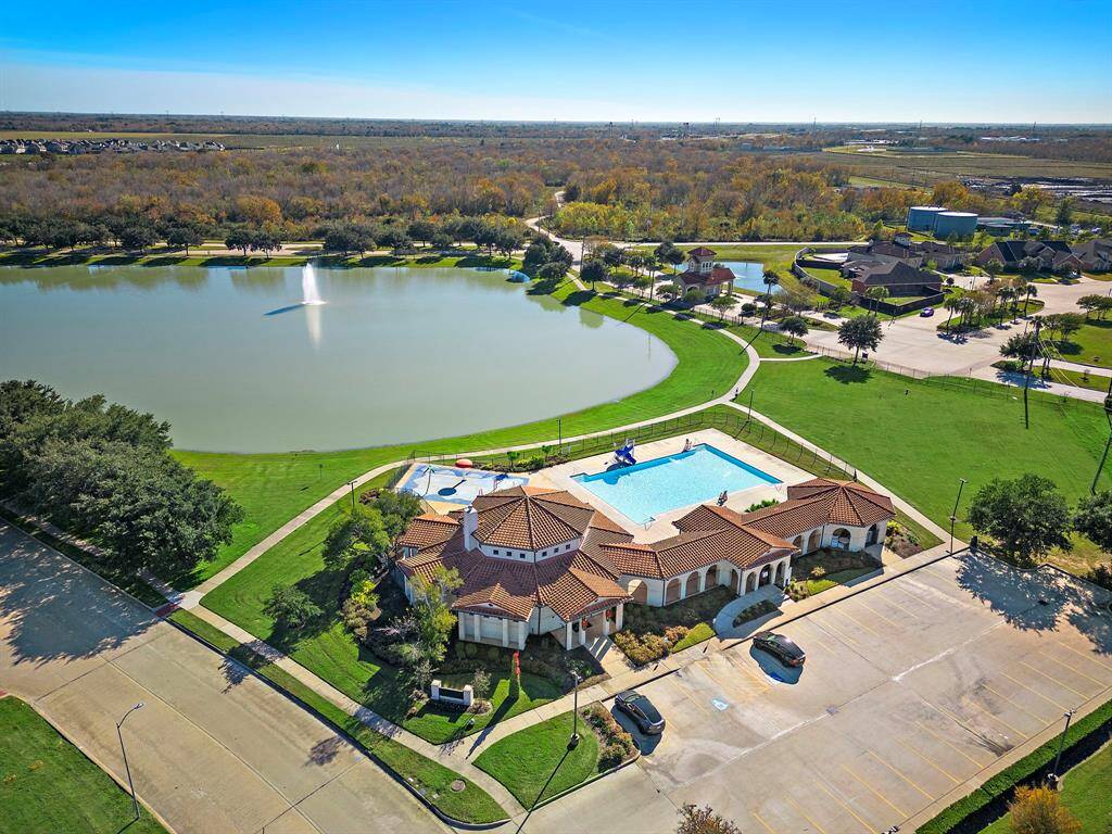 Located in Rodeo Palms, this neighborhood offers tranquil living with a scenic lake, community pool, and clubhouse. Enjoy nearby trails and easy access to the best Inner Loop spots for dining and entertainment. Perfectly situated for a quick commute to Downtown and the Medical Center.