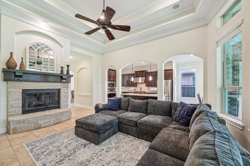 Family Room * Arches, Tray Ceiling, Art Niches, Natural Light!!
