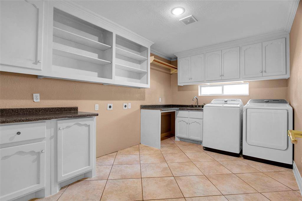 Laundry Room with planty cabinet space