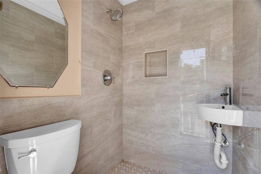 Swimming Pool Full Bathroom