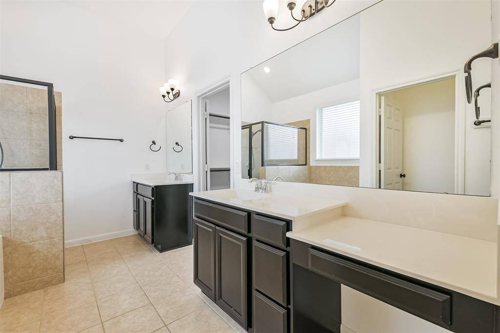 Primary en-suite has dual sinks, soaking tub, stand alone shower and a large walk-in closet!
