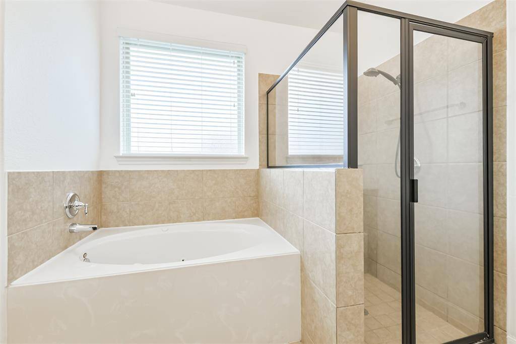 Primary en-suite has dual sinks, soaking tub, stand alone shower and a large walk-in closet!