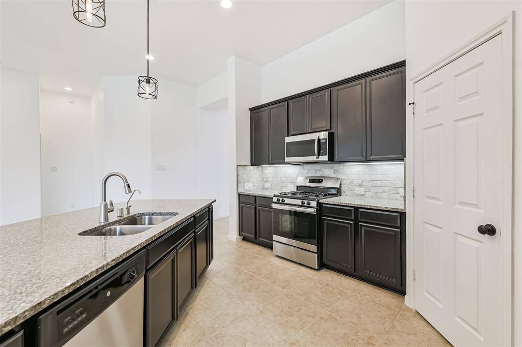 Awesome kitchen, open to the living room. Granite counters, staineless steel appliances. Great for entertaining.