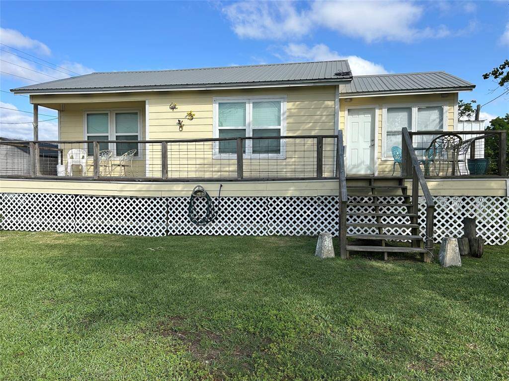 3 bedroom, 1 bath cottage so close to the beach!