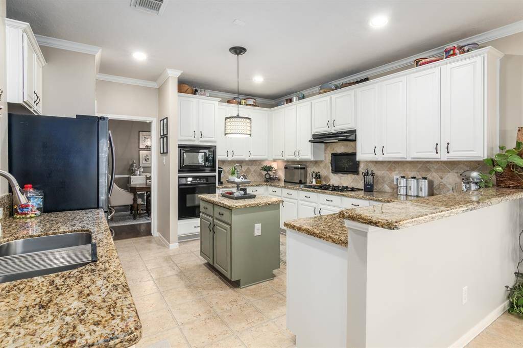 Look how spacious the kitchen area is!  Built-in oven and microwave above. Do you need cabinet space, lots of drawers and counter space? Well, you've come to the right place!